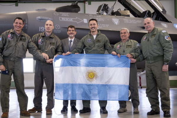 Milei compra 24 aviones F-16 para la Fuerza Aérea Argentina