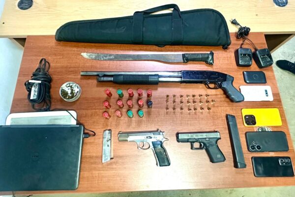 PN y MP confiscan escopeta, pistolas, celulares, entre otros objetos mediante allanamientos en Santiago